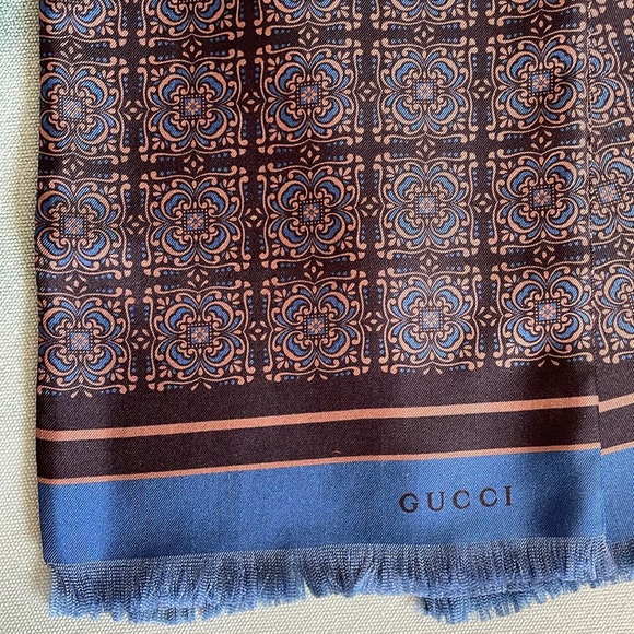 Authentic Gucci Silk Scarf Fall/Winter 2012 - Picture 3 of 7